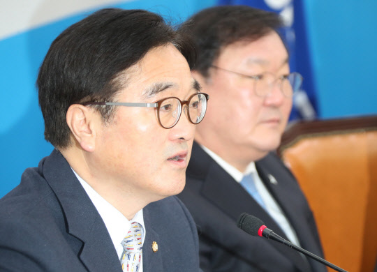우원식 "최저임금 현실화 안정적 연착륙" 더불어민주당 우원식 원내대표가 6일 국회에서 열린 원내대책회의에서 "최저임금 현실화도 안정적 연착륙해 우리 경제가 사람중심 더불어 잘사는 경제되도록 힘써야 한다"고 발언하고 있다. 2018.2.6